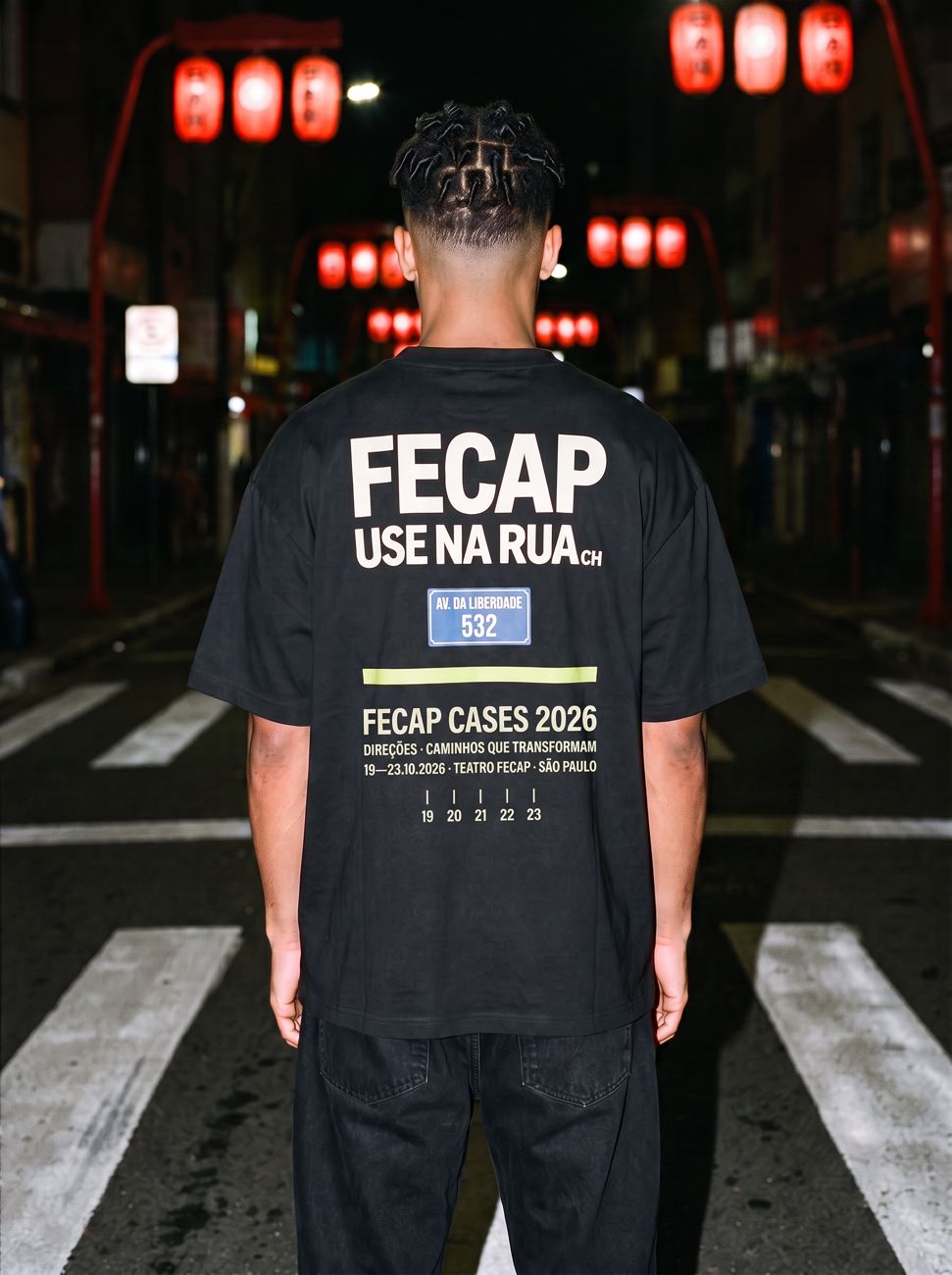Rapaz de costas com a camiseta preta na Liberdade