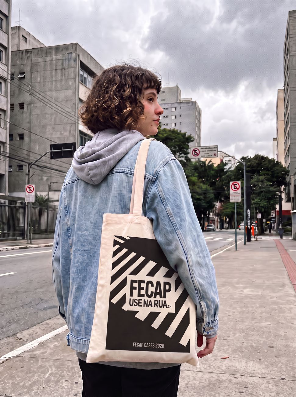 Moça com a ecobag no ombro na Av. da Liberdade